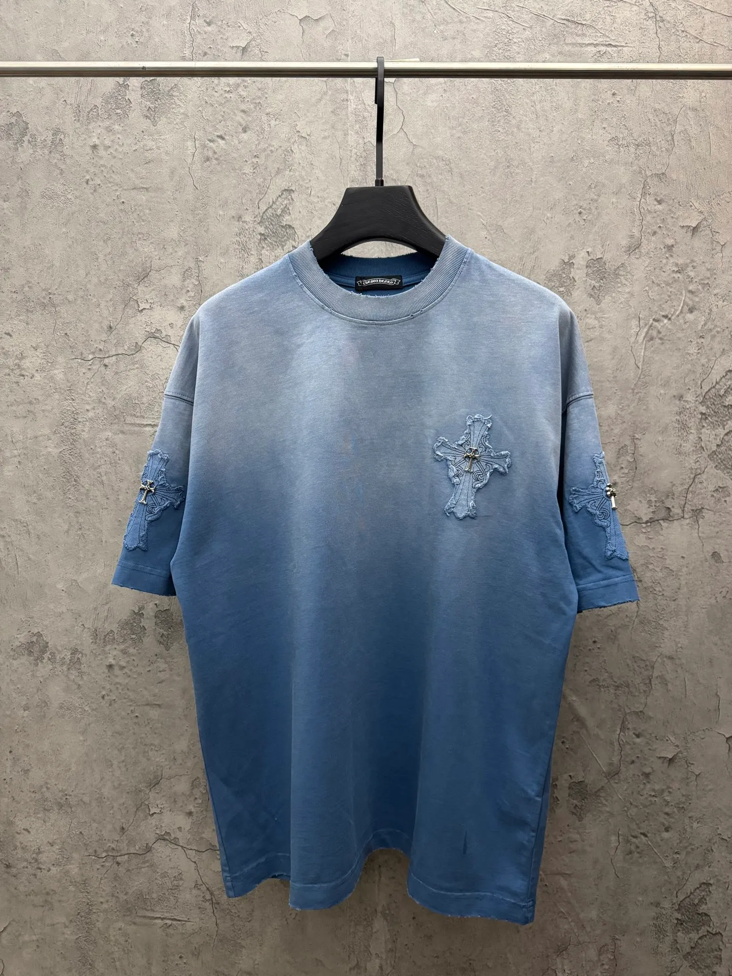 P240 top version, real shot without P, ​​different from market currency) 𝗖𝗵𝗿𝗼𝗺𝗲 𝗛𝗲𝗮𝗿𝘁𝘀/Croxin 2026 spring new original single counter American washed patch embroidered couple short sleeves 👑The highest version! Customized fabric 320 grams, washed and fried. Best-selling model at the counter. Very comfortable to wear. Accessories: Original molded and authenticated collar label➕100% silk wash label. Genuine purchase-grade original hangtag➕matching hanging rope➕3D hanging beads➕original packaging bag. Craftsmanship: The original version has consistent wiring! The highest version of the armhole matching technique! Color: Black Blue Size: S M L XL Style No.: 5207